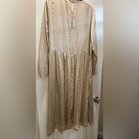 Gorgeous gold satin dress - Picture 3 of 3